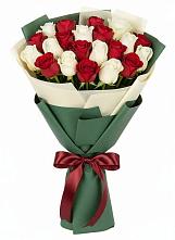 Букет Микс из красных и белых роз в Березово Воронежской области