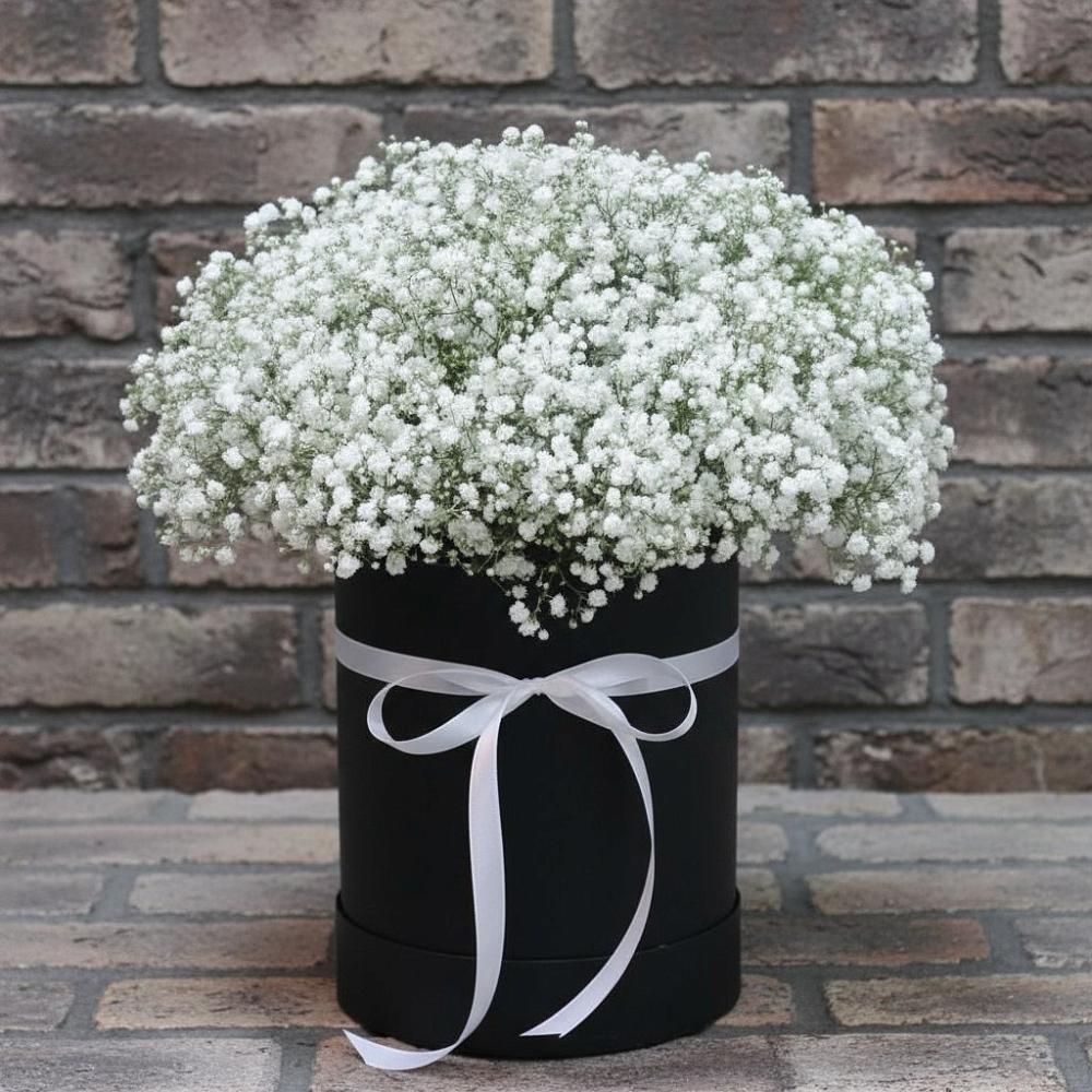 Цветочная композиция из Гипсофила в шляпной коробке в Березово Воронежской области