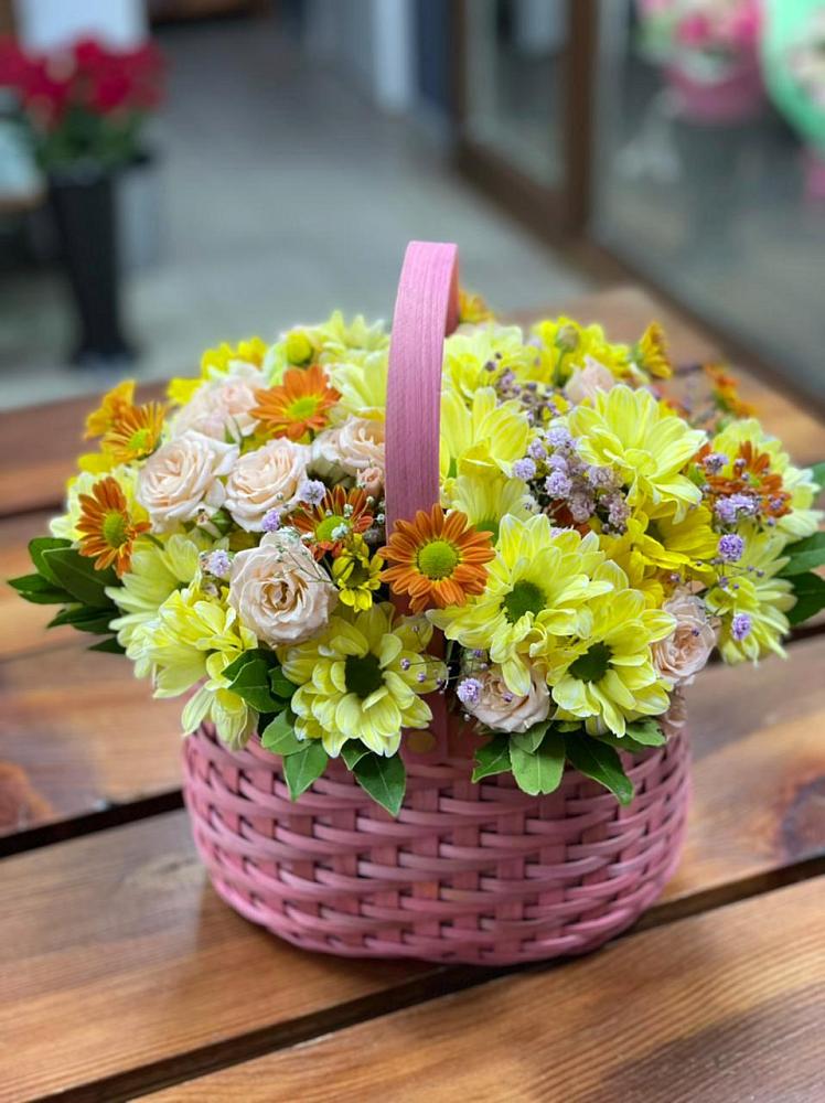 Цветочная композиция из Хризантемы и Розы в корзине в Березово Воронежской области