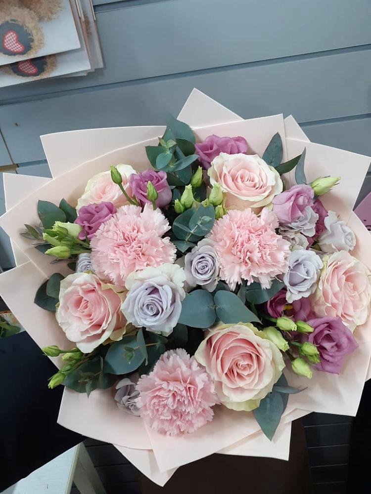 Букет цветов из: Розы, Гвоздики и Лизиантусы в Березово Воронежской области